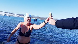 Vanilková zmrzlina v cíli závodu Českého poháru v zimním plavání na jezeru Most v sobotu 20. ledna.