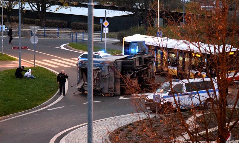 V sobotu ráno havaroval na novém kruhové objezdu v Mostě u aquadromu popelářský vůz.