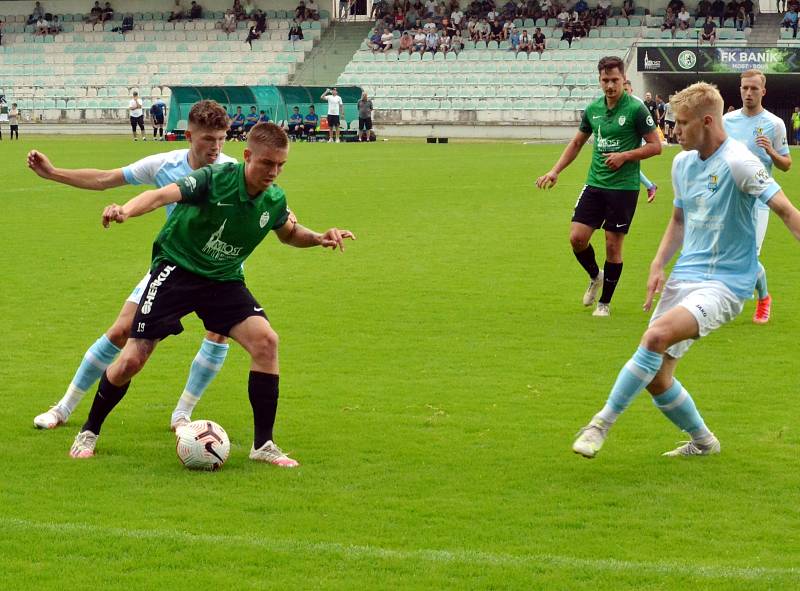 Zápas mezi domácím FK Baník Most-Souš (v zeleném) a německým Chemnitzerem.