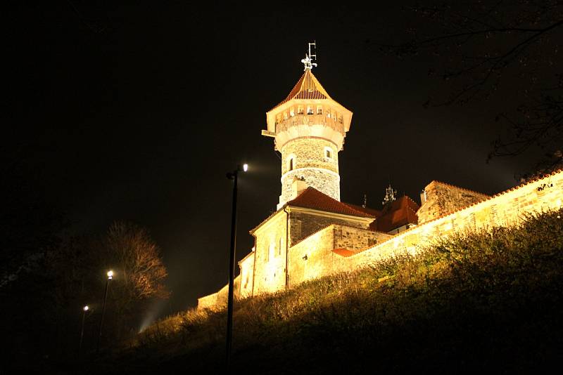 Nově nasvícený mostecký hrad Hněvín se tváří tajemně