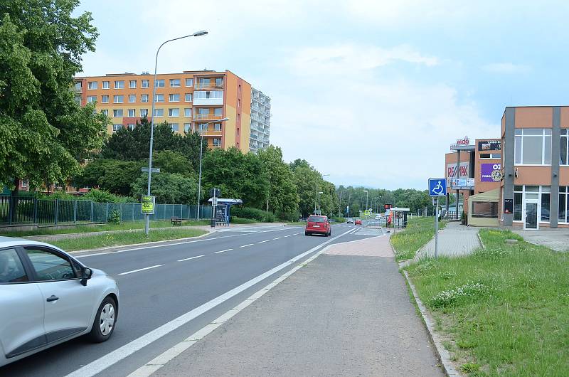 Ulice Višňová v Mostě. Tudy mají jezdit tramvaje. Radnice si na to nechá udělat technickou studii proveditelnosti.