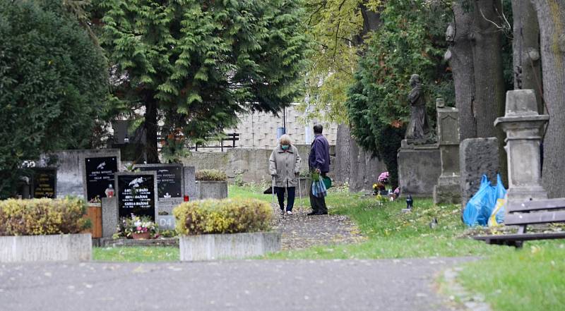 Starý mostecký hřbitov zažívá první návštěvnickou vlnu. Obavy jsou z víkendu