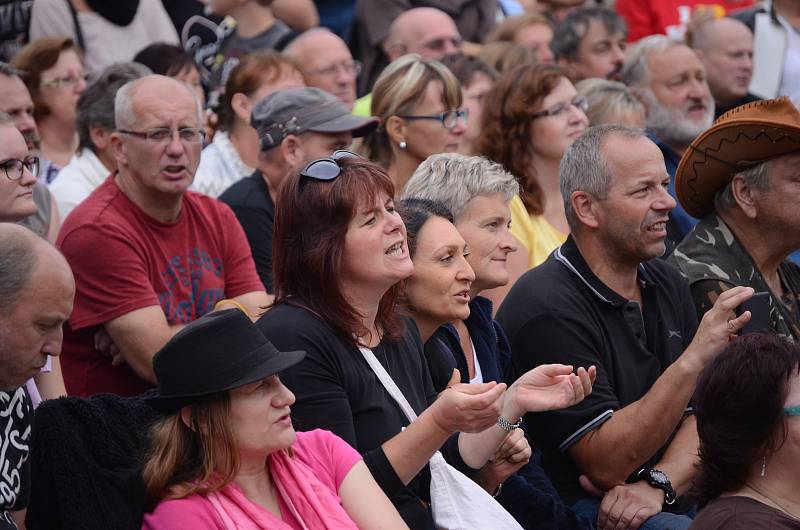 Letní amfiteátr na mosteckém Benediktu byl v sobotu večer narvaný příznivci lidové hudby.