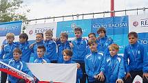 Mladší žáci Mosteckého fotbalového klubu se stříbrnými medailemi.