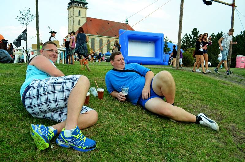 Mostecká slavnost u přesunutého kostela. 