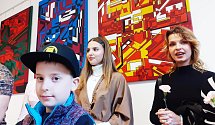 Vernisáž výstavy obrazů mladých výtvarníků v aule Schola Humanitas v Litvínově.