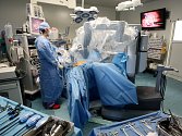 Ústecká nemocnice. Centrum robotické chirurgie operuje onkologického pacienta s nádorem v dolní oblasti tlustého střeva. 