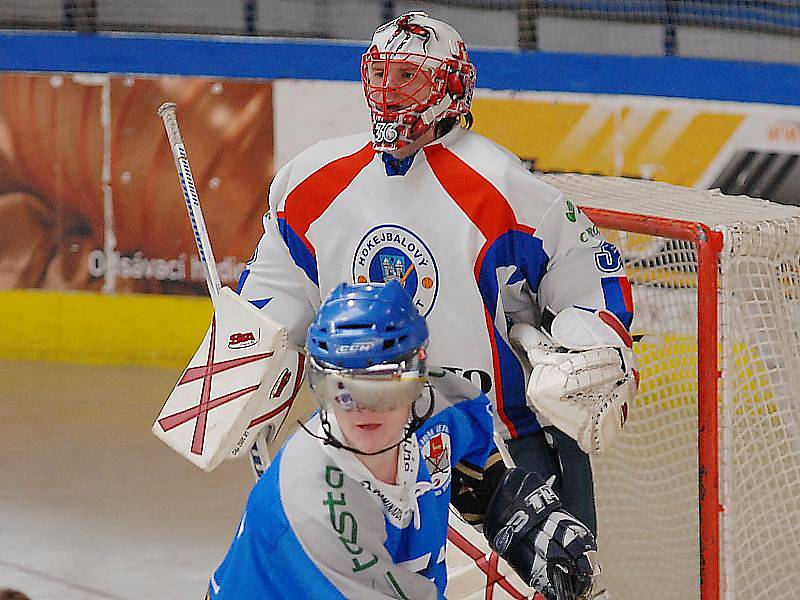 Mostecký brankář Pavel Brém si ve druhém zápase s Ústím v penaltách slušně zachytal. „Chytil patnáct nájezdů. To je neskutečný výkon,“ chválil ho spoluhráč Jiří Voženílek. 