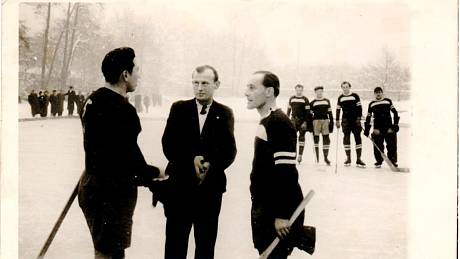 Kapitáni týmů před zahájením utkání Souš - Jirkov 29. prosince 1946.