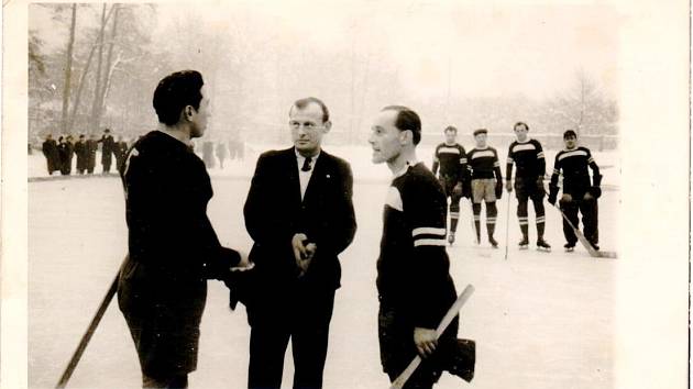 Kapitáni týmů před zahájením utkání Souš - Jirkov 29. prosince 1946.