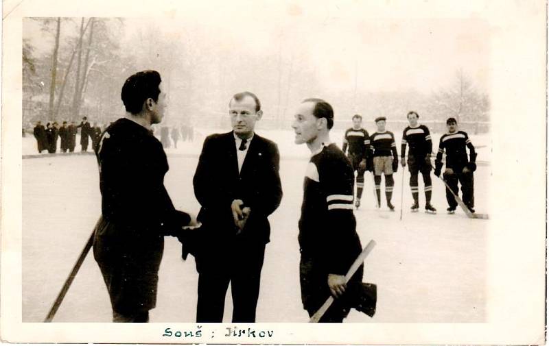 Kapitáni týmů před zahájením utkání Souš - Jirkov 29. prosince 1946.