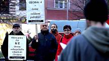 Protest proti dovážení zpracovaných ostravských ropných kalů na skládku Celio u Litvínova.