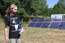 Luboš Slovák, člen hnutí Limity jsme my, ukazuje, jak si elektřinu vyrábějí pomocí solárních panelů