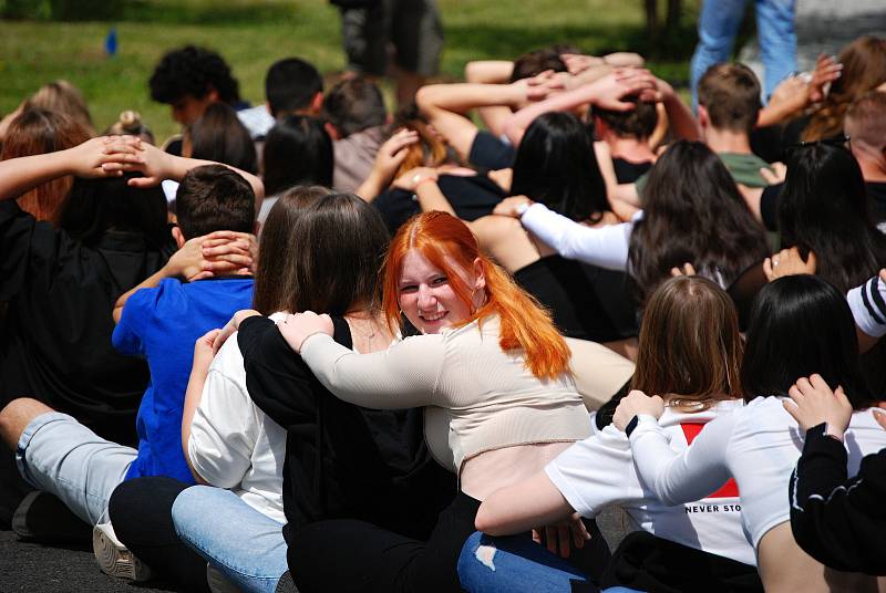 Cvičení policejního zásahu proti ozbrojencům ve Střední škole diplomacie a veřejné správy v Mostě ve středu 8. června.