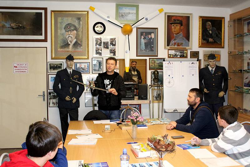 Žáci a studenti ze čtyř škol trénovali v muzeu v Bezděkově u Žatce na let kolem světa pod vedením hlavního instruktora, někdejšího vijenského pilota a věhlasného akrobata na MiGu - 29 Václava Vaška.