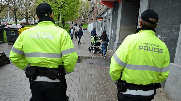 Hlídky městské policie na pravidelné pochůzce mosteckou Stovkou. Ilustrační foto