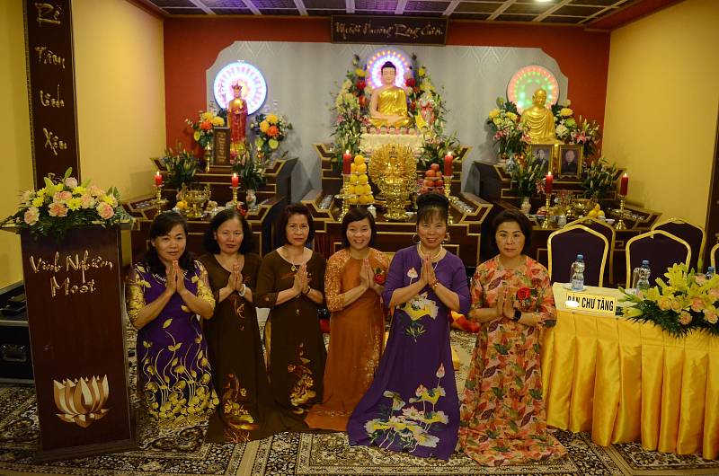 Vietnamci z celého Ústeckého kraje přijeli do buddhistického kulturního centra Pagoda v Mostě na slavnost Vu Lan.