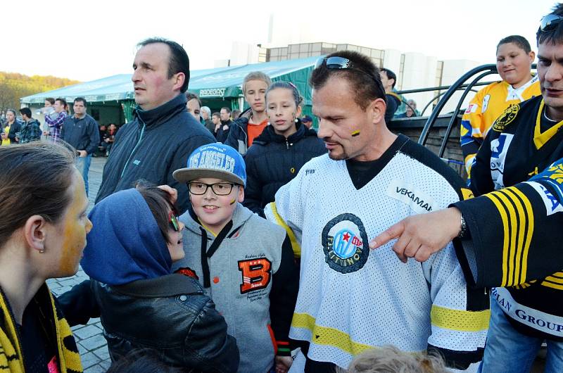 Fandění na 1. náměstí v Mostě během pátého finálového hokejového utkání Litvínov-Třinec.