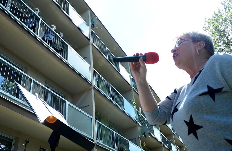 Hudební skupina Silver duo hrála a zpívala na zahradě Penzionu pro seniory v ulici Albrechtická v Mostě.