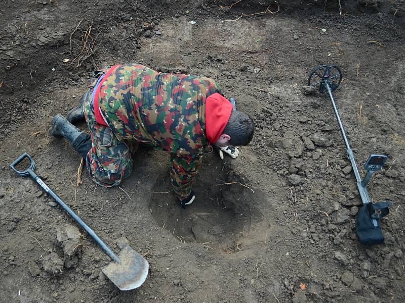 Archeologický výzkum v mosteckém parku Šibeník odhaluje pozůstatky protileteckého dělostřelectva, které tu měli za války nacisté kvůli obraně své chemičky u nedalekého Litvínova.