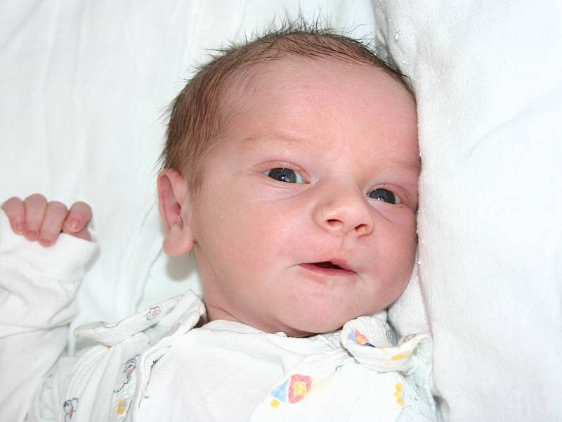 Mamince Lucii Karadzasové z Mostu se 9. února v 9.25 hodin narodil syn Nikolas Karadzas. Měřil 53 centimetrů a vážil 3,25 kilogramu.