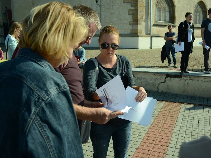 V sobotu 30. září se v Mostě konal druhý ročník Dne architektury. Zahrnoval komentovanou procházku po třídě Budovatelů a doprovodné přednášky v The Most café pod radnicí.