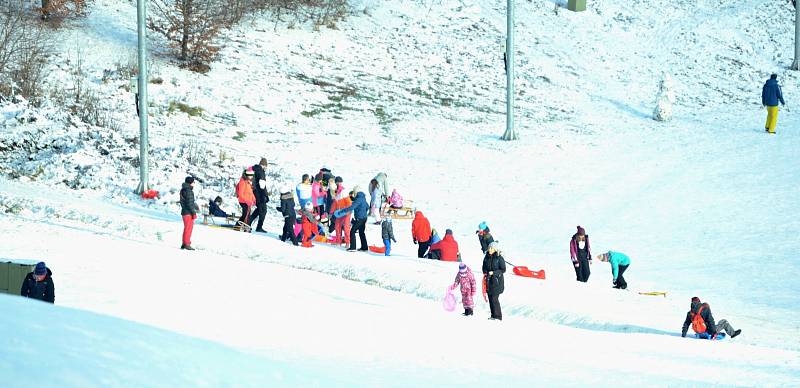 Sjezdovku na Klínech v Krušných horách ve středu 30. prosince opět využili rekreanti z různých regionů