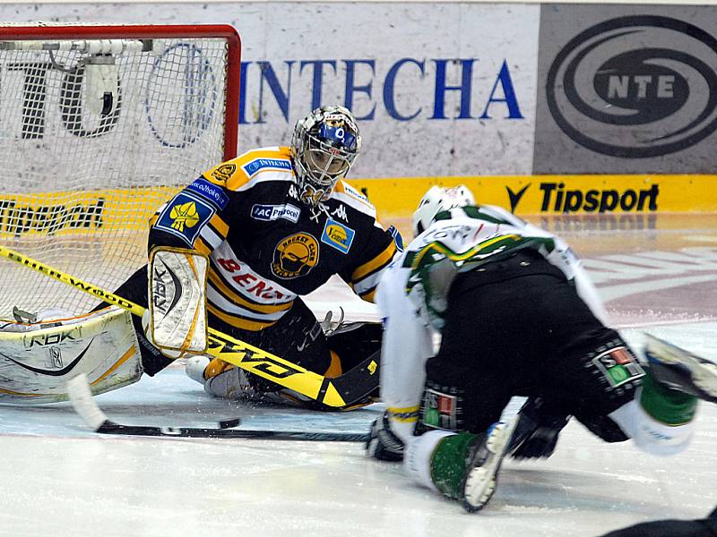 Druhým zápasem pokračovala čtvrtfinálová bitva extraligového hokeje mezi domácím týmem HC Litvínov a západočeským celkem HC Energie Karlovy Vary. Kumstát a Hübl.