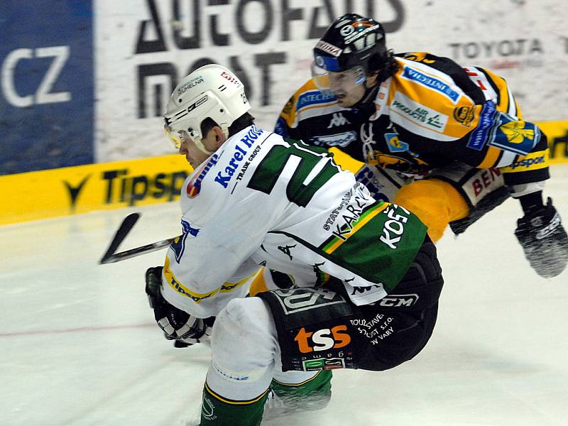 Druhým zápasem pokračovala čtvrtfinálová bitva extraligového hokeje mezi domácím týmem HC Litvínov a západočeským celkem HC Energie Karlovy Vary. Košťál a Skuhrovec. 