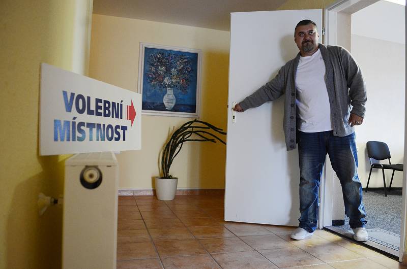 Zahájení voleb v horské obci Brandov na Mostecku.