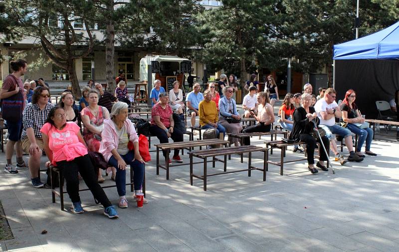 Radniční park v centru Mostu se bavil. Začala série koncertů s názvem Neděle ve středu.