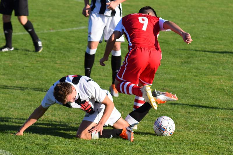 Na Souši celou sobotu probíhaly oslava sta let klubu. Fotbal hráli mladí, staří, herci a vše vyvrcholili gólově bohatým duelem Souš vs. Dobříš.