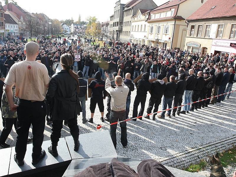 Nepovolená demonstrace na litvínovském náměstí.