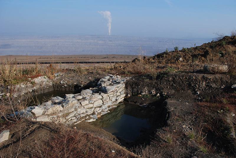 Archeologické naleziště Nesvětice. Výzkum lokality s pohřebištěm a vesnicí byl přerušen 29. října 2021, na jaře 2022, po zimní pauze, budou práce v terénu obnoveny.