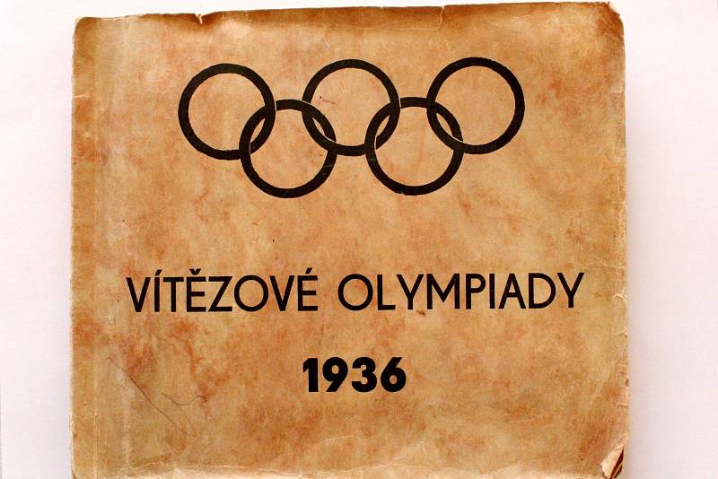 Sportovní kartičky se vrací. Vyráběly se, stále vyrábí a sbírají i u nás. Album Vítězové olympida 1936.