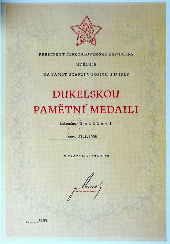 Dekret k Dukelské pamětní medaili, kterou obdržel Antonín Sajdl