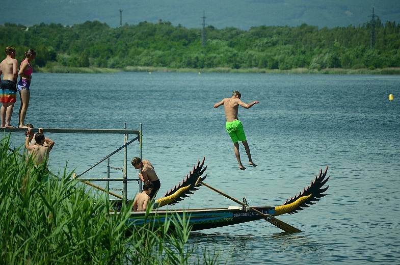 Matylda v Mostě krátce po finále závodu školních posádek na dračích lodí. 