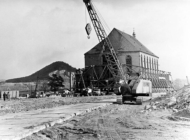 Fotografie z přípravy a samotného unikátního přesunu kostela Nanebevzetí Panny Marie v Mostě.