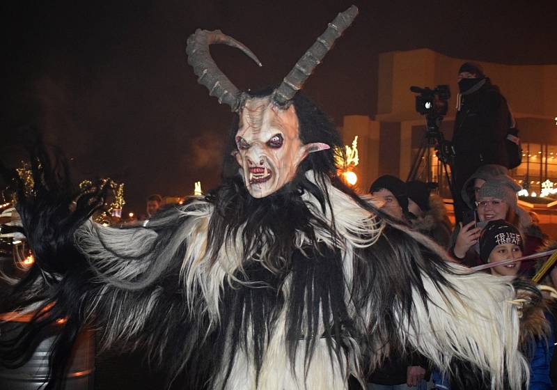 Krampus show na 1. náměstí v Mostě