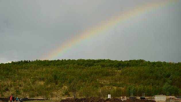 Jezero Most se už stává atrakcí, přestože přístup k vodě ještě není povolen kvůli výstavbě rekreačního zázemí na pobřeží.