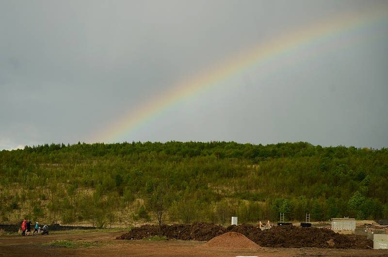 Jezero Most se už stává atrakcí, přestože přístup k vodě ještě není povolen kvůli výstavbě rekreačního zázemí na pobřeží.