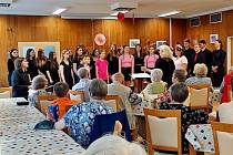 Pěvecký sbor SMoG zpíval seniorům v Komořanské.