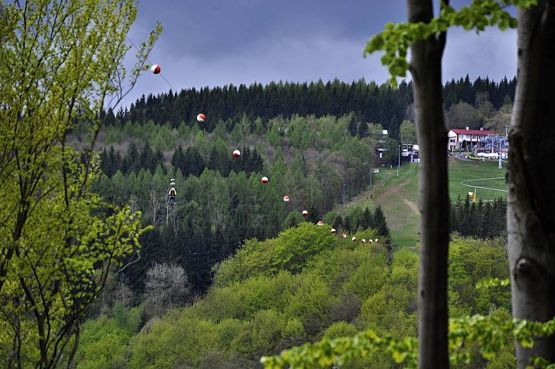 Ve Sport areálu Klíny v Krušných horách na Mostecku zprovoznili lanový skluz (zipline) přes Šumenské údolí.