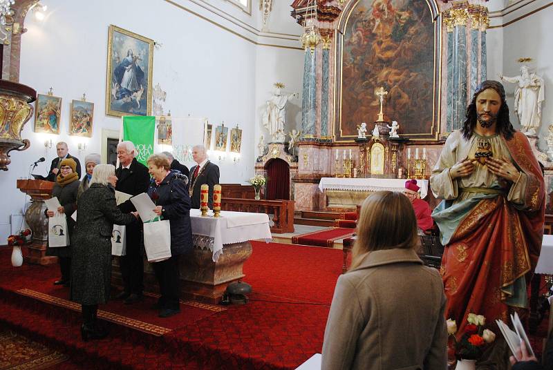 Ceremoniál k výročí 30 let založení Schola Humanitas se konal v litvínovském kostele.