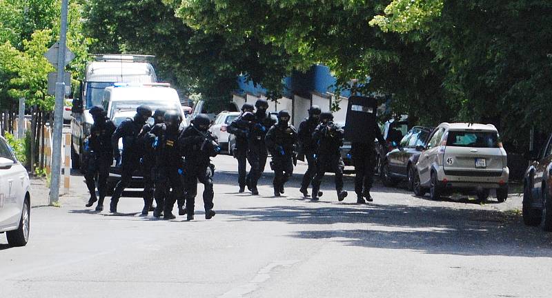 Cvičení policejního zásahu proti ozbrojencům ve Střední škole diplomacie a veřejné správy v Mostě ve středu 8. června.