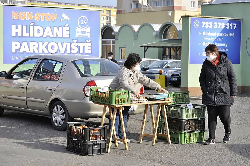 Tržnice u Kosmosu v sobotu ráno 24. dubna.