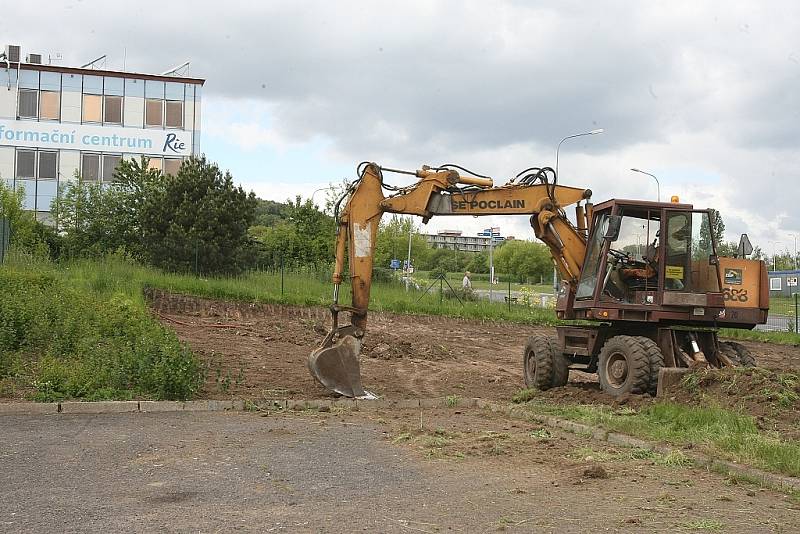 Lokalita pod hřbitovem, rozšíření plochy u hlídaného parkoviště.