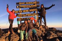 Na vrcholu Kilimandžára. Alena Vrátná je dole vpravo.