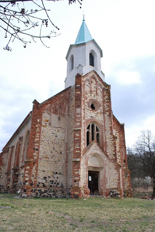 Obec Lužice, která má svou mateřskou školu, leží v CHKO České středohoří. Na snímku opravovaný kostel sv. Augustina.