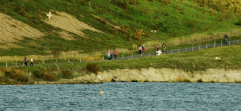 V sobotu 24. října navštívila jezero Most odpoledne i večer řada lidí. Parkoviště byla plná.